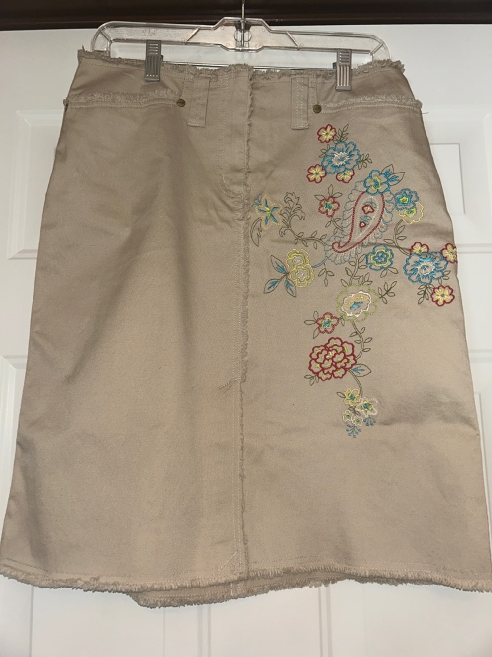 Jones Wear Embroidered Denim Cotton Skirt 6 Khaki Floral Motif Frayed Raw Hem